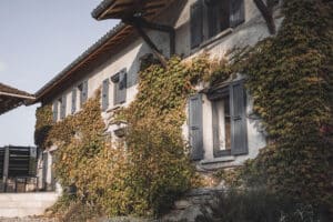 Maison ancienne modernisée avec installation de volets roulants solaires LAKAL et maintien des volets battants d’origine