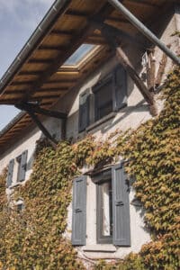 Maison ancienne restaurée avec volets roulants solaires LAKAL et de volets battants traditionnels