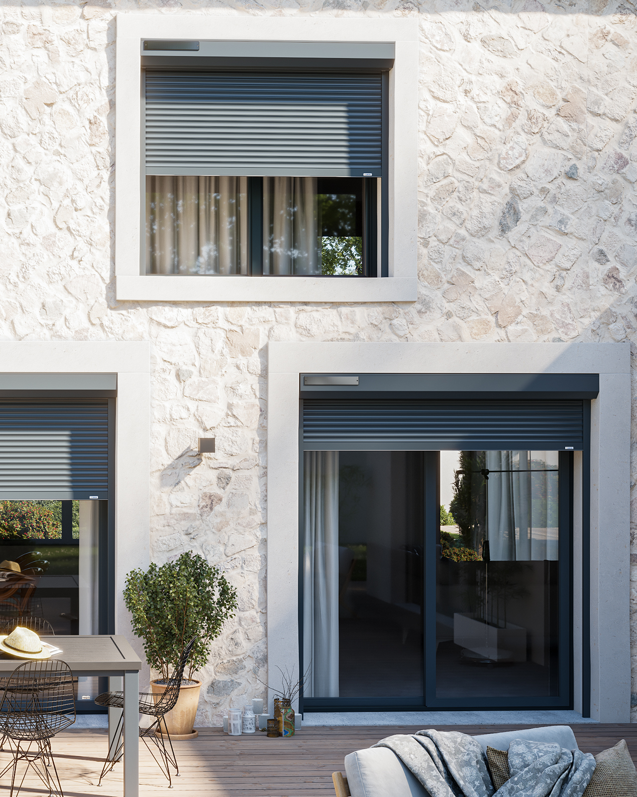 Energieeffiziente Rollläden von LAKAL, solarbetrieben und in Anthrazitfarbe an einem renovierten Wohnhaus