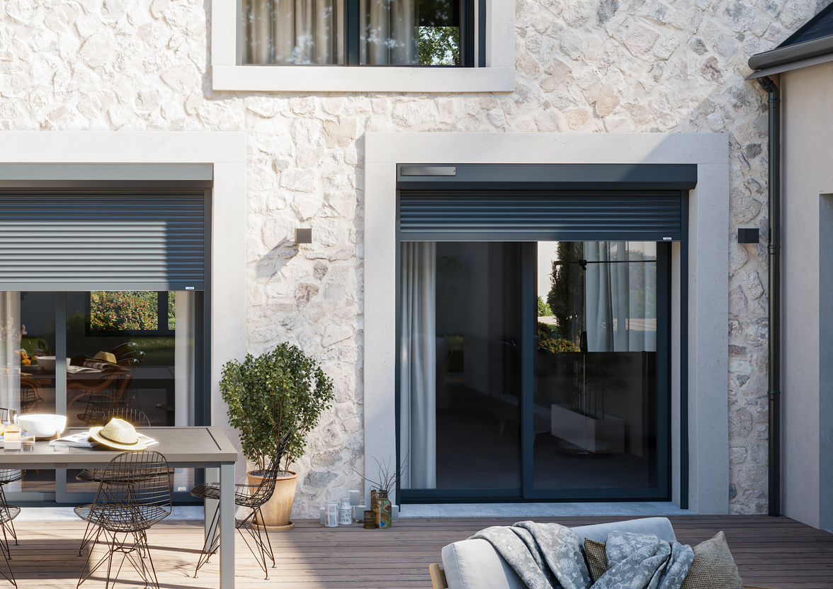 Energieeffiziente Rollläden von LAKAL, solarbetrieben und in Anthrazitfarbe an einem renovierten Wohnhaus
