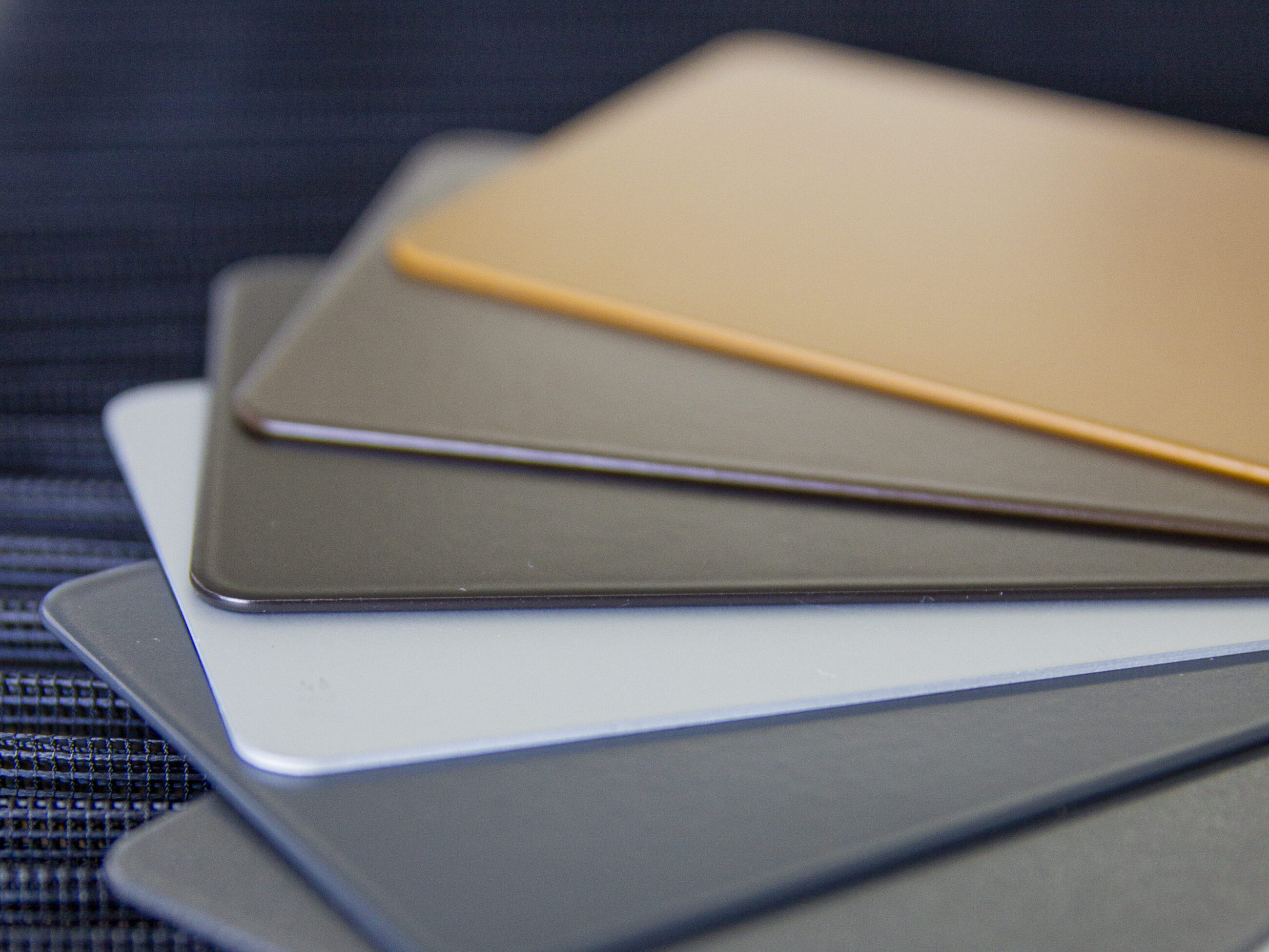 Farbfächer aus Aluminium in vielfältigen Farbvarianten für Insektenschutz