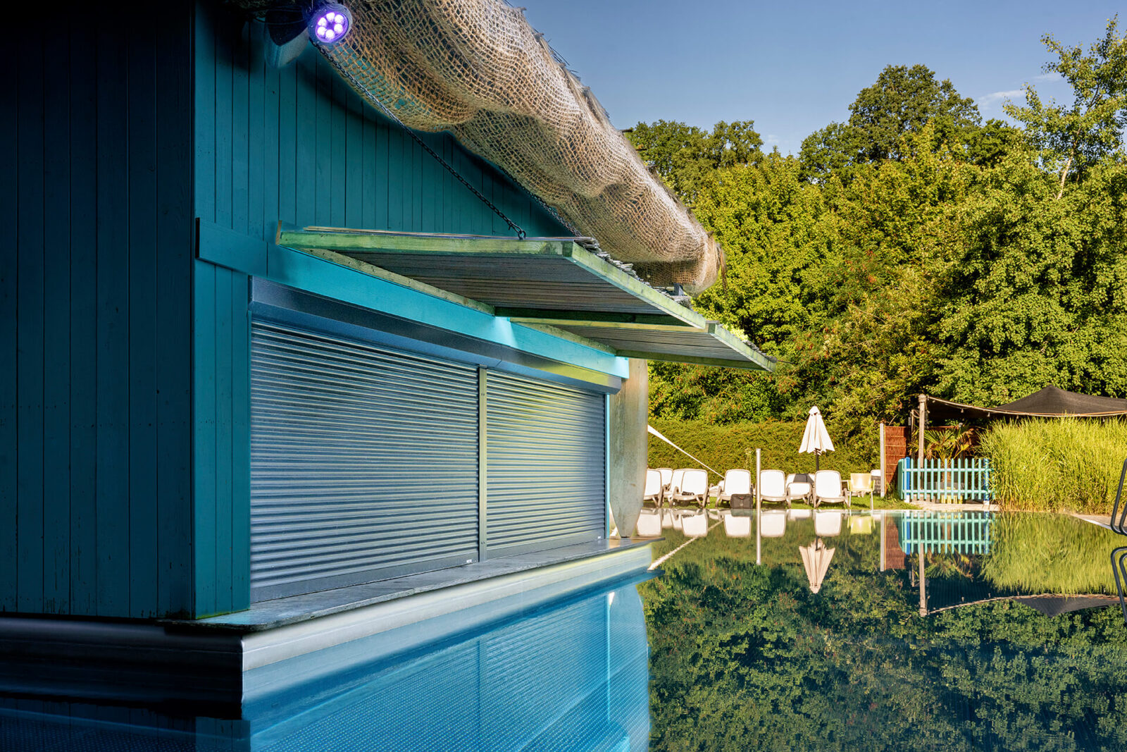 LAKAL Vorbaurollladen RS in Anthrazit an der Poolbar des Erlebnisbads Calypso in Saarbrücken