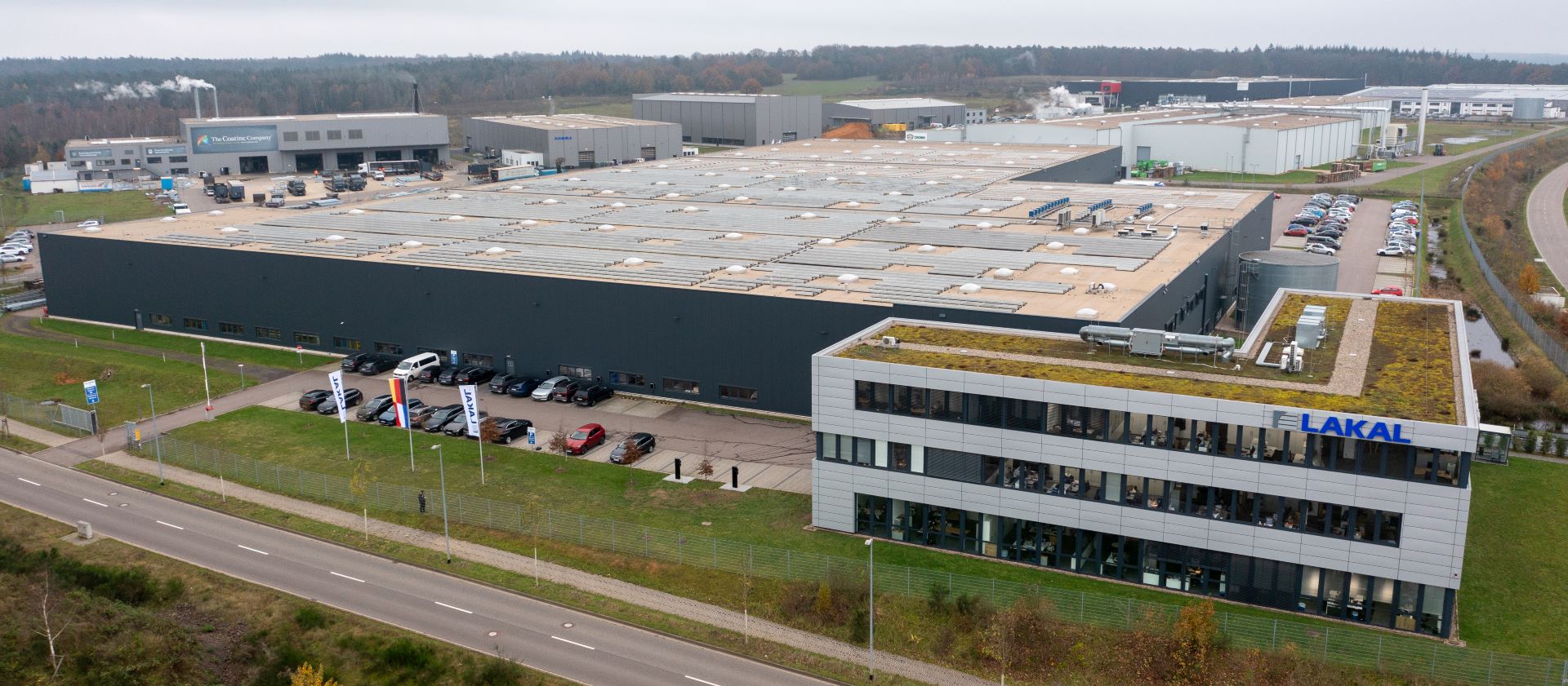 Photovoltaikanlage auf dem Dach der Produktionshalle und Dach Verwaltung