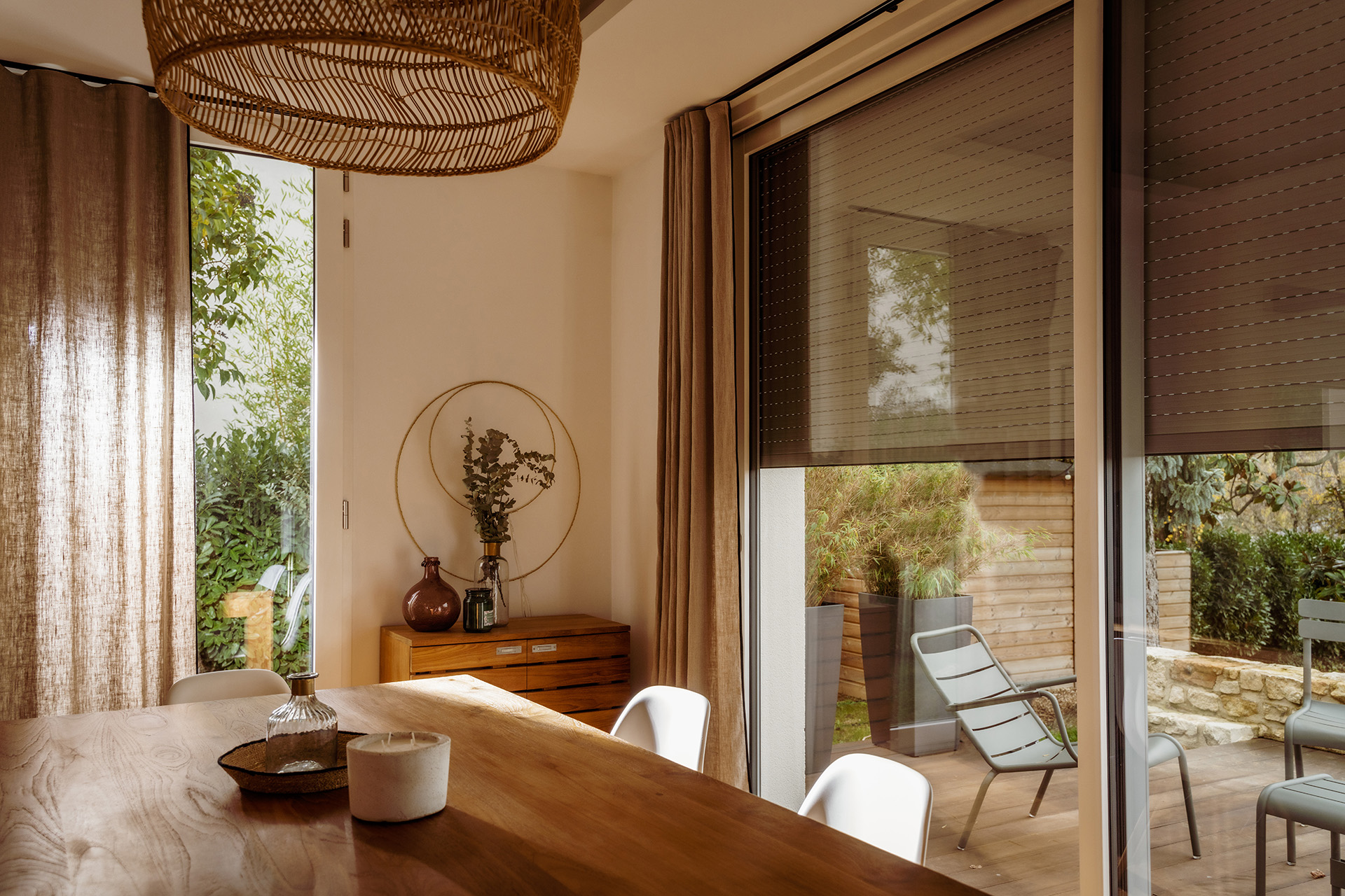 Komfortabler Sonnenschutz durch Rollladen mit Smart-Home-Bedienung im Wohnraum