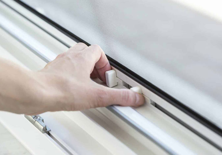 Praktischer Rollladen mit integriertem, einziehbarem Insektenschutz für mehr Komfort