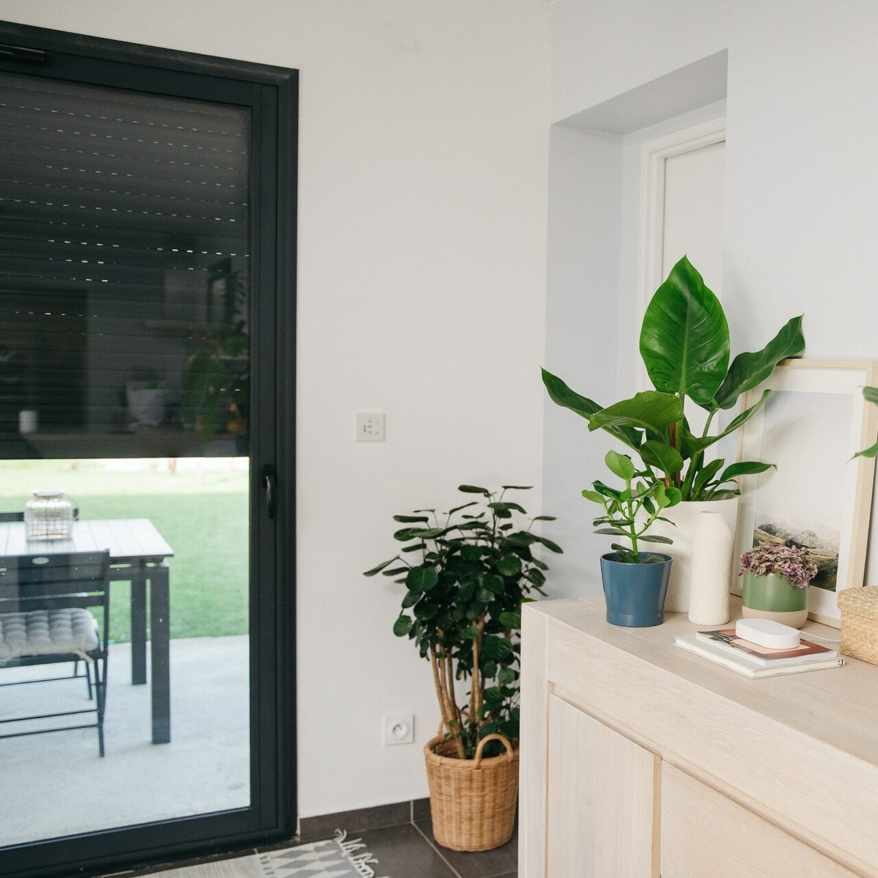 Innenansicht mit halb geschlossenem Rollladen und sichtbarer Smart-Home-Steuerung