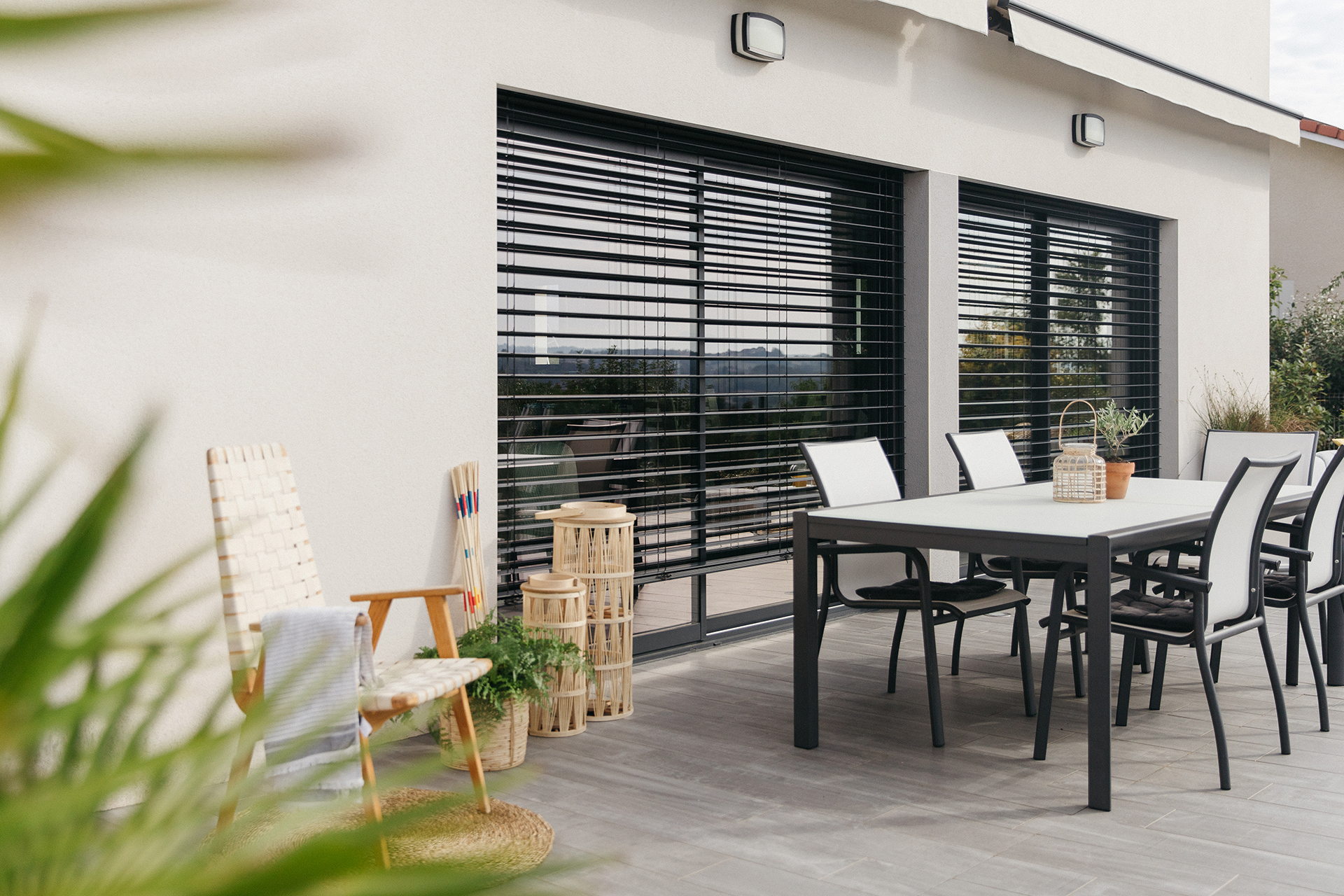 Außenansicht einer Terrasse mit Raffstores
