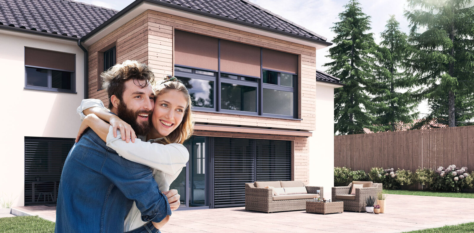 Junges Paar vor Fenster mit Raffstore und Screens